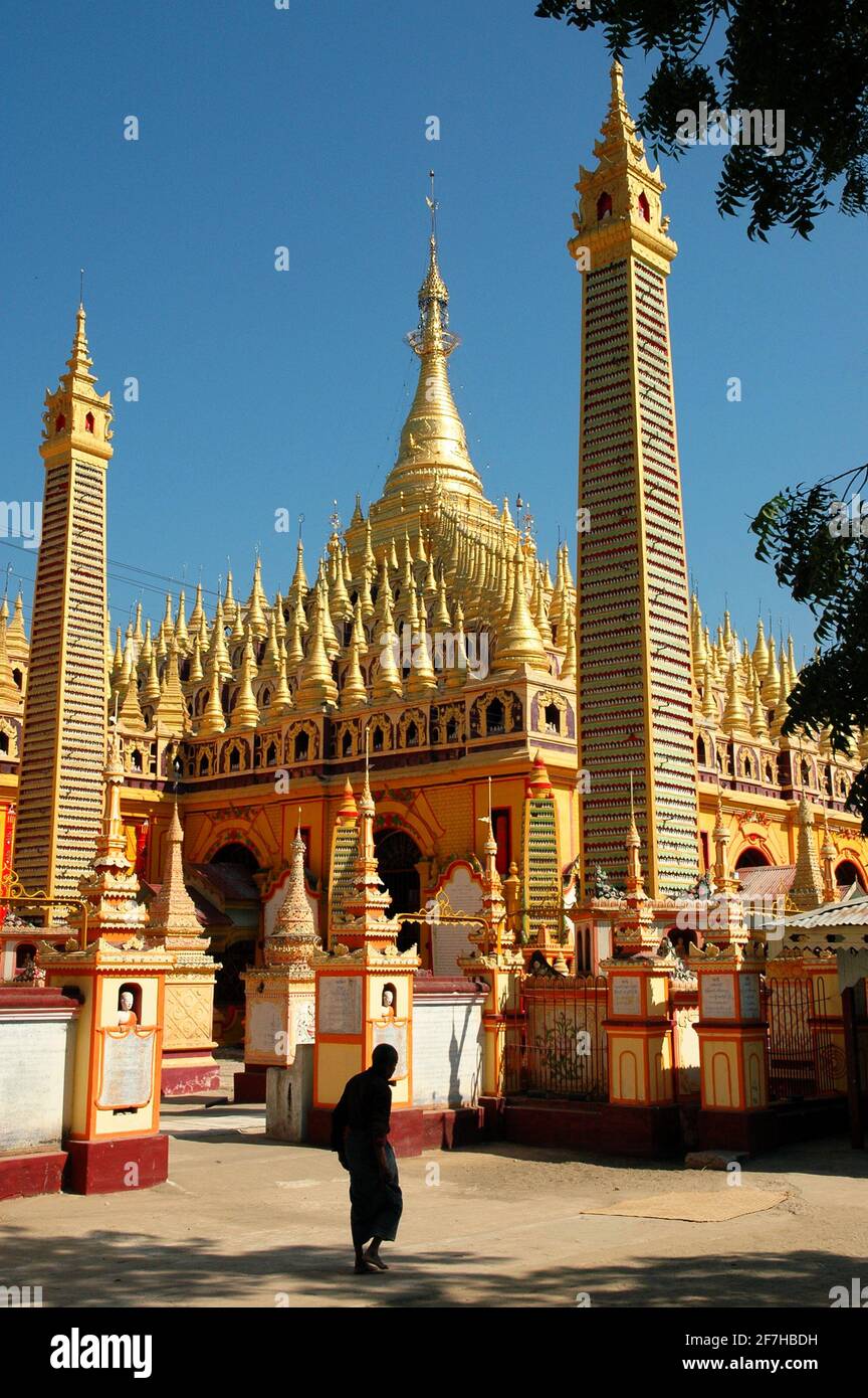 Uomo a Thanboddhay Pagoda vicino Monywa, Myanmar Foto Stock