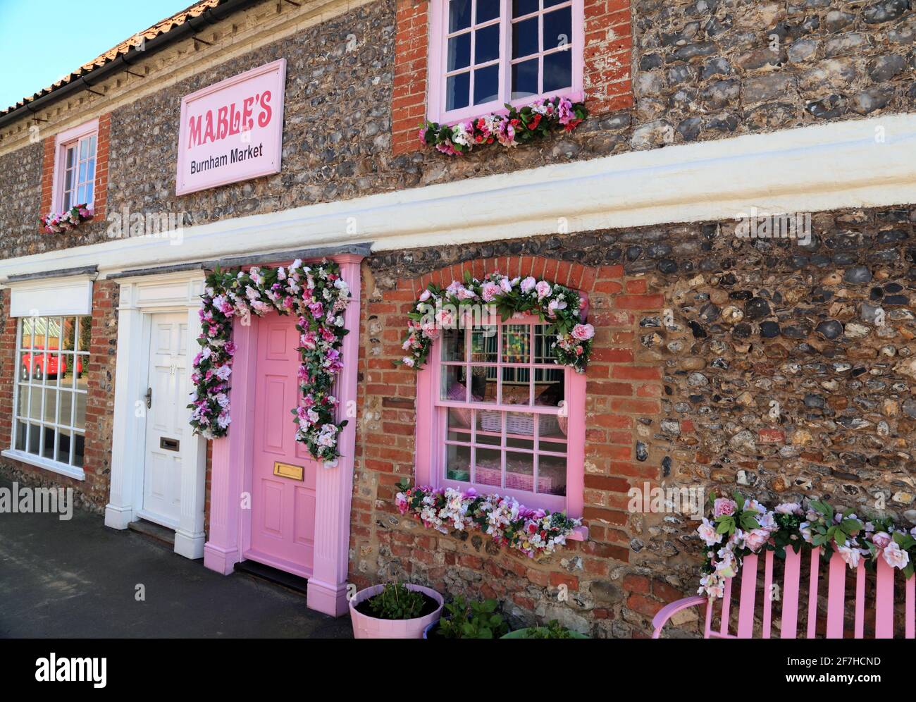 Mable's, Shop Front, Burnham Market, Norfolk, Inghilterra, Regno Unito, decorato, rose Foto Stock