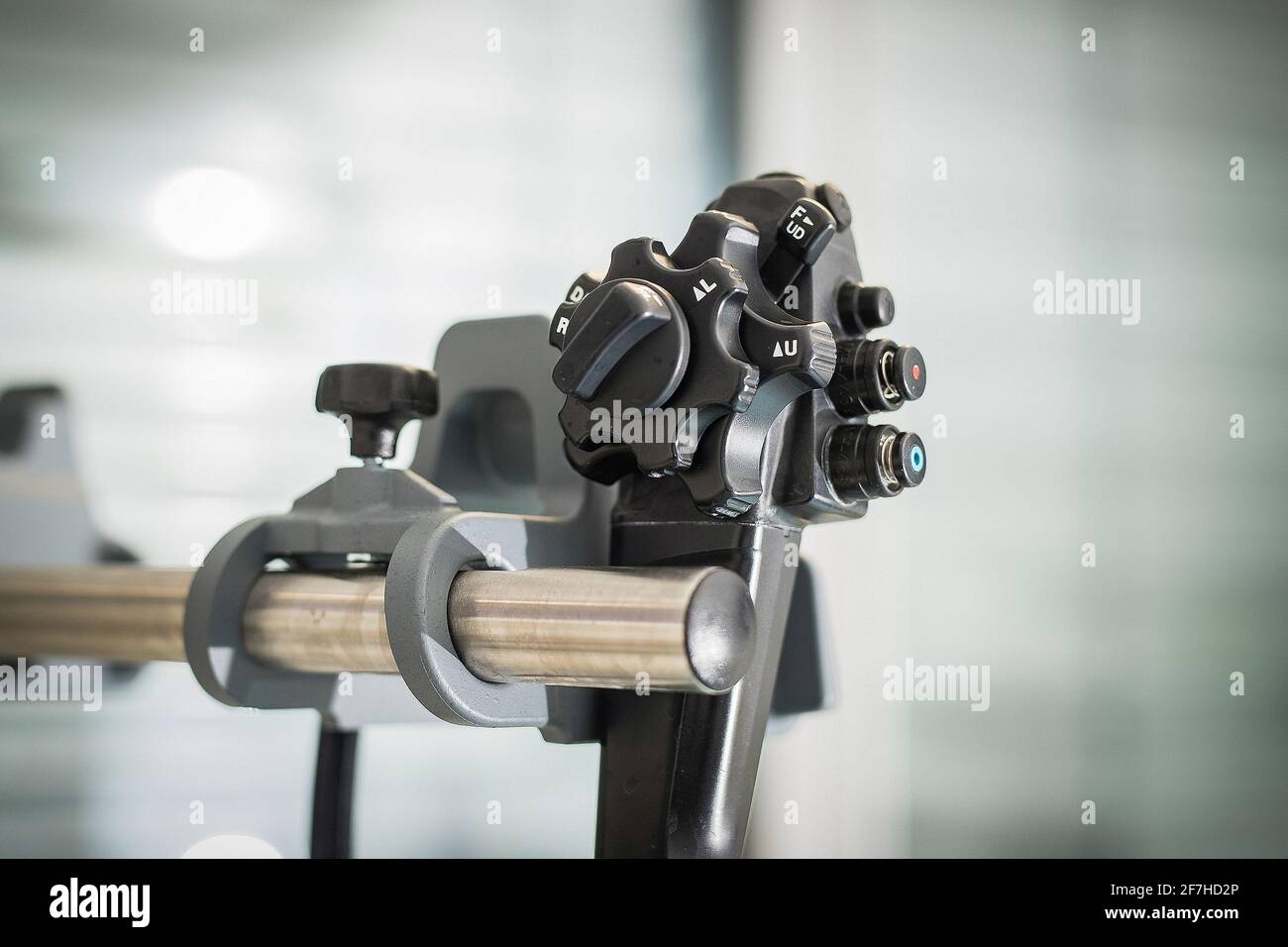 La testa di controllo di un endoscopio è appoggiata su un supporto in una sala di esame medico. Foto Stock