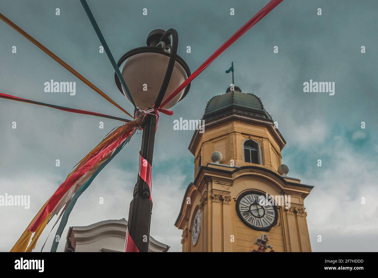Città di Rijeka, torre dell'orologio della Croazia, in uno spirito di festa. La Lanterna che si trova accanto alla chiesa è coperta da ornamenti colorati. Foto Stock