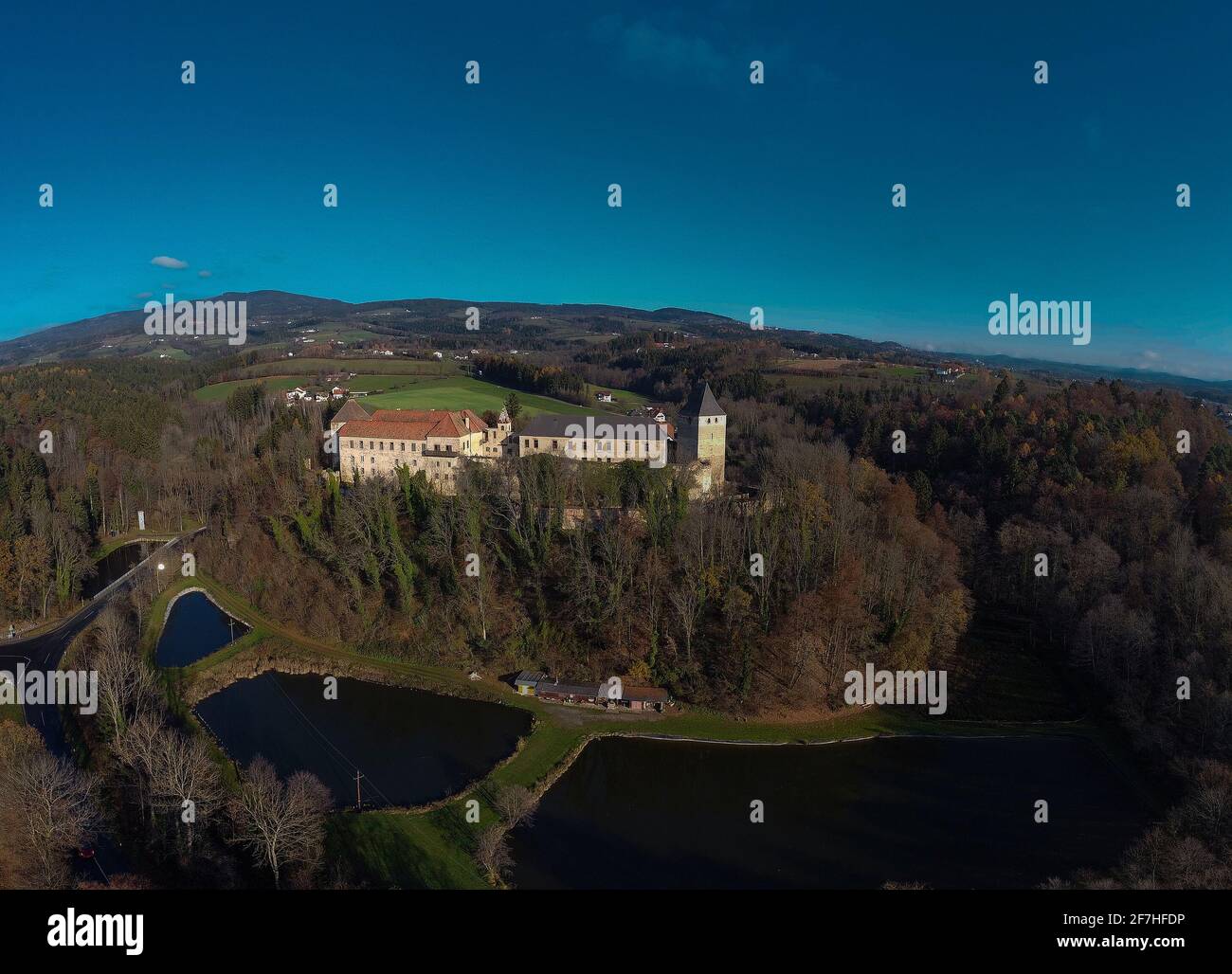 Il castello di Thalberg o burg, pittoresca fortezza dell'Austria orientale che sorge su una piccola collina in una giornata di sole in autunno. Vecchia fortificazione sulla cima del Foto Stock