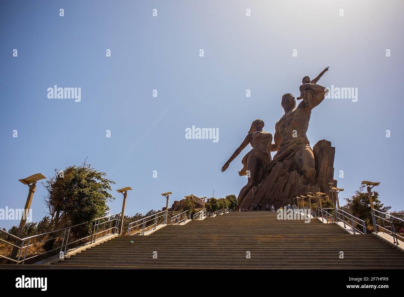 La statua del rinascimento africano o 'monument de la rinascimental africaine' in un giorno soleggiato di febbraio a Dakar, Senegal. Vista dal fondo della sta Foto Stock