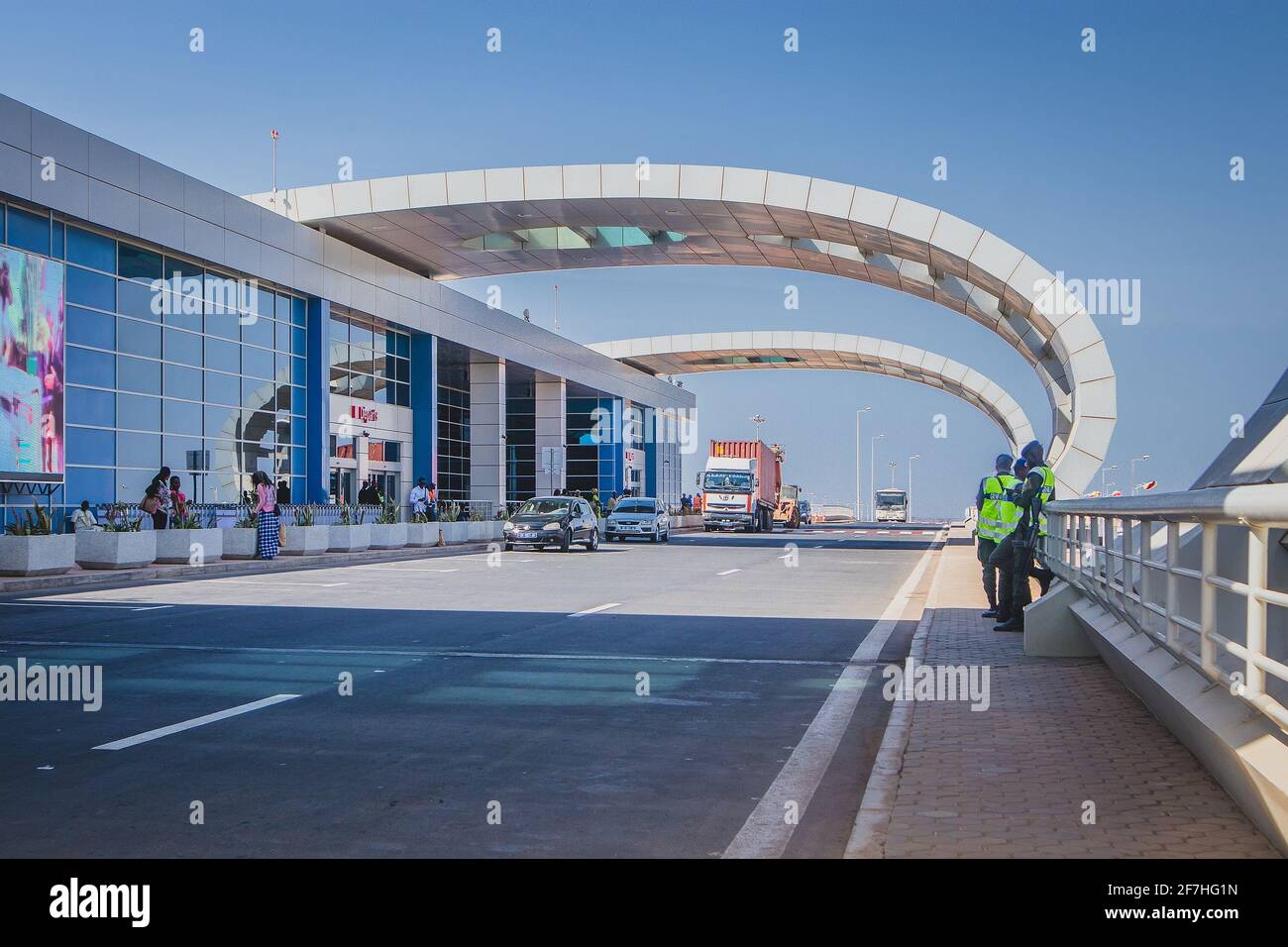 DAKAR, SENEGAL, 22 2018 FEBBRAIO: Partenza in giornata di sole al nuovo aeroporto Blaise Diagne di Dakar, Senegal. Alcune persone, guardie di sicurezza a. Foto Stock