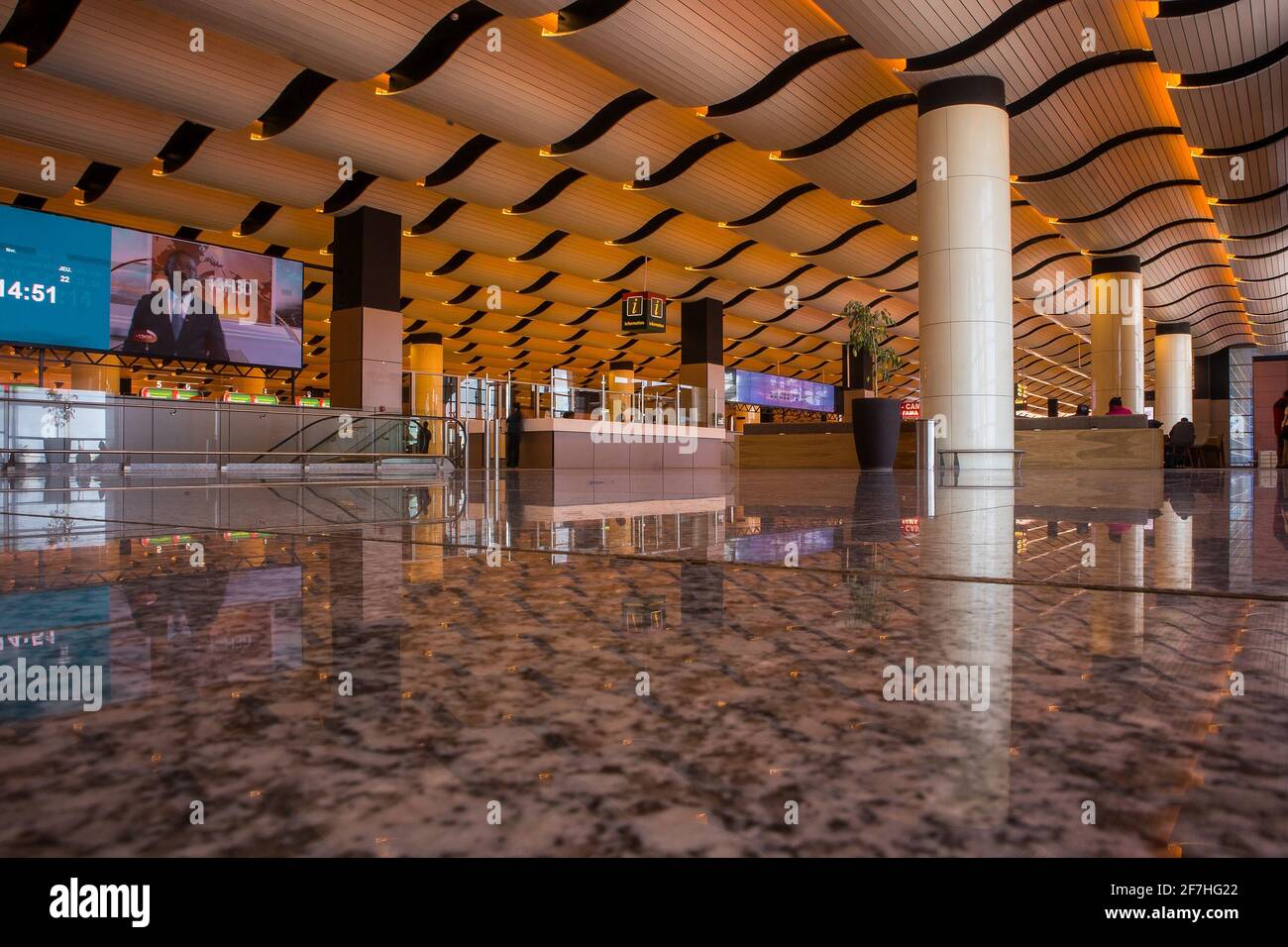 DAKAR, SENEGAL, 22 2018 FEBBRAIO: Sala partenze del nuovo aeroporto Blaise Diagne di Dakar. Interni realizzati con pavimento in marmo, colonne e tetto ondulato. Alcuni Foto Stock