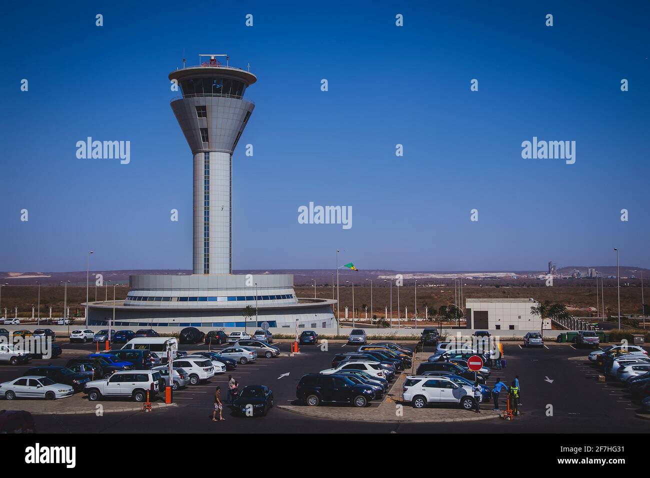 DAKAR, SENEGAL, FEBBRAIO 22 2018: Torre di controllo sul nuovo aeroporto di Blaise Diagne a Dakar, Senegal, in una giornata di sole. Alcune persone, guardie di sicurezza e ca Foto Stock