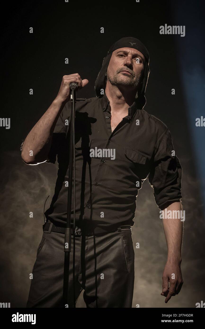 LJUBLJANA, SLOVENIA, 9 MAGGIO 2016: Cantante milanese Fras della band Laibach si esibisce nella Cankar Hall davanti a un pubblico seduto. Foto Stock