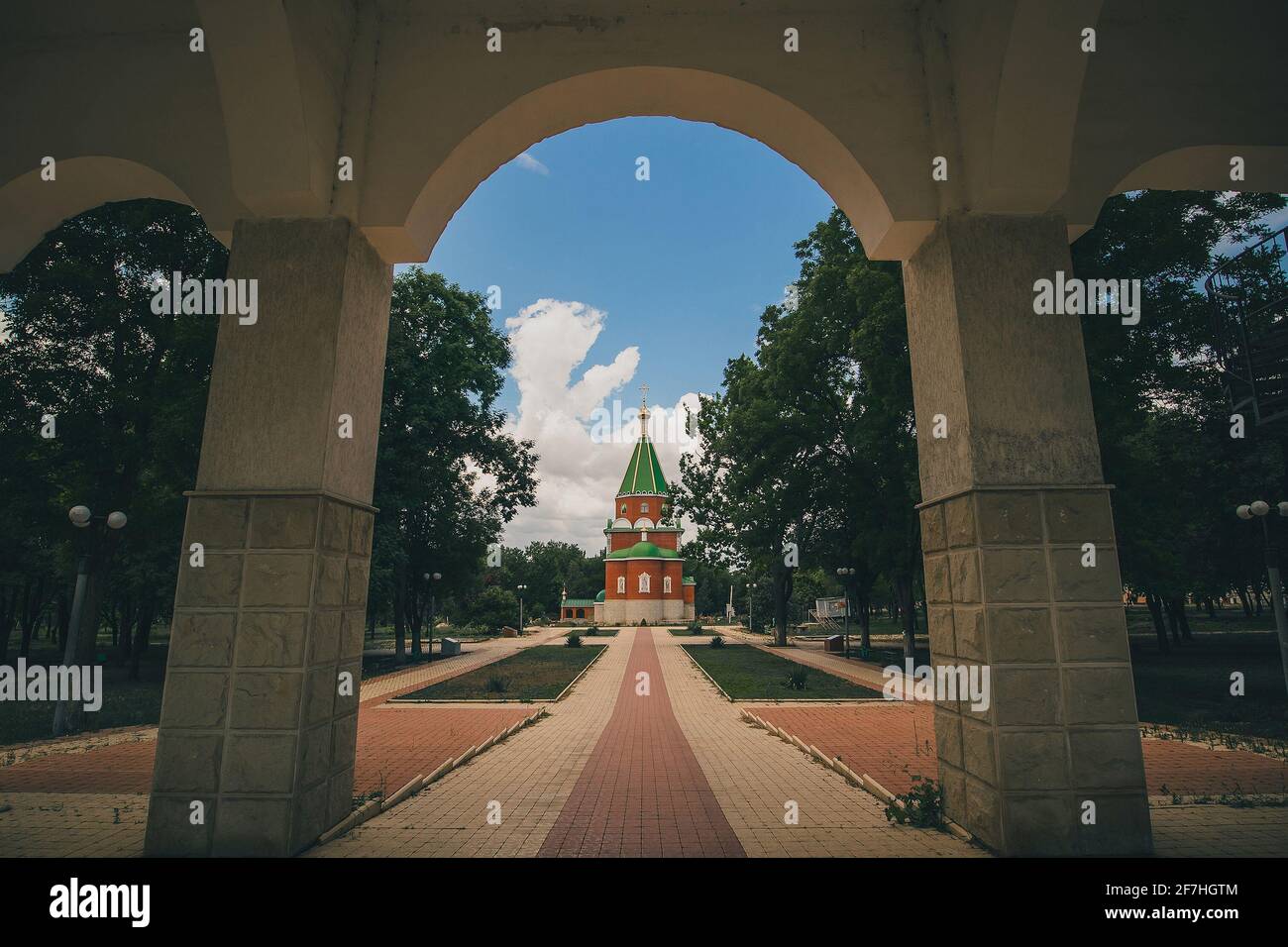 Presentazione della chiesa di Gesù Bambino a Tiraspol, capitale della Transnistria, un territorio autoproclamato in Moldavia in una giornata estiva. Vista tra Foto Stock