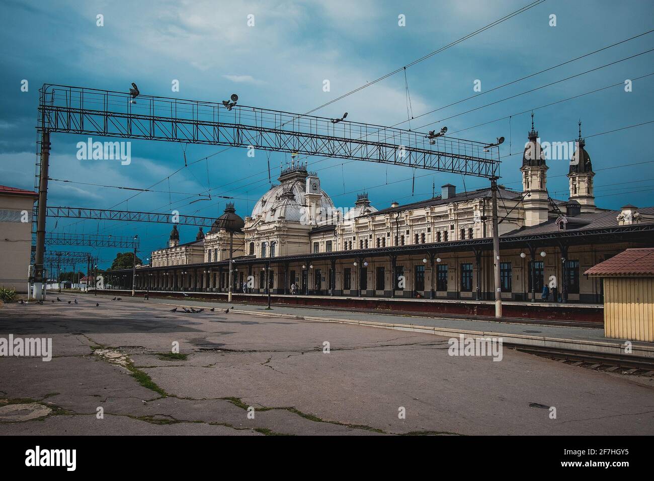 La stazione ferroviaria di Zhmerynka in Ucraina è un importante nodo o nodo della rete ferroviaria Ucraina. Foto in una giornata di pioggia nuvolosa con alcune persone su pla Foto Stock