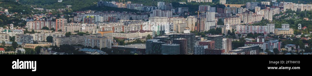 Grande complesso di blocchi di città o zona residenziale a Lviv o Lvov. Panorama di blocchi di città in Ucraina città di Lviv. Appartamenti in stile sovietico e più nuovi Foto Stock