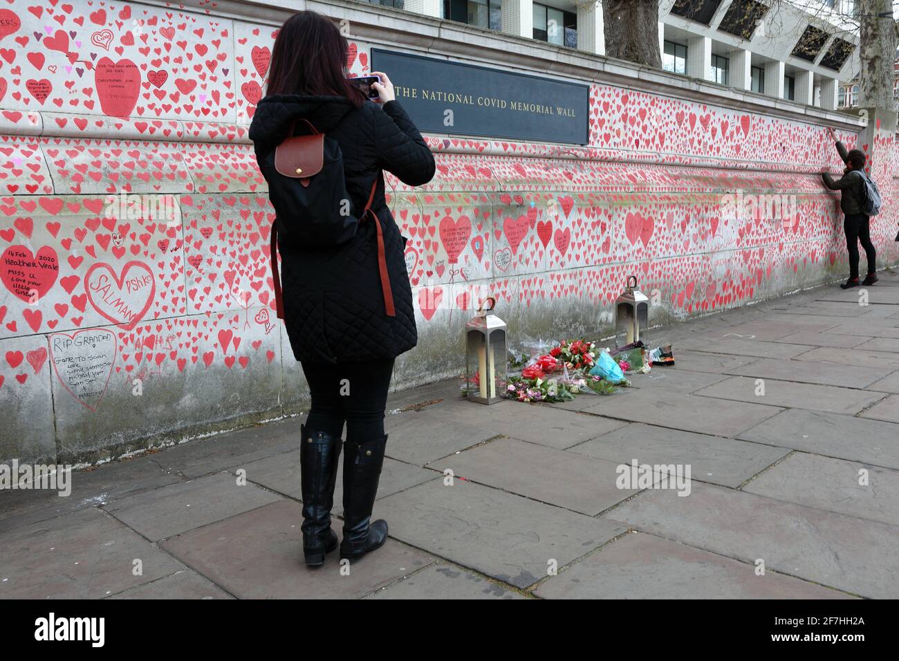 LONDRA (UK), 2021 aprile: Il muro commemorativo per le vittime del coronavirus che si affaccia verso le Camere del Parlamento. Foto Stock