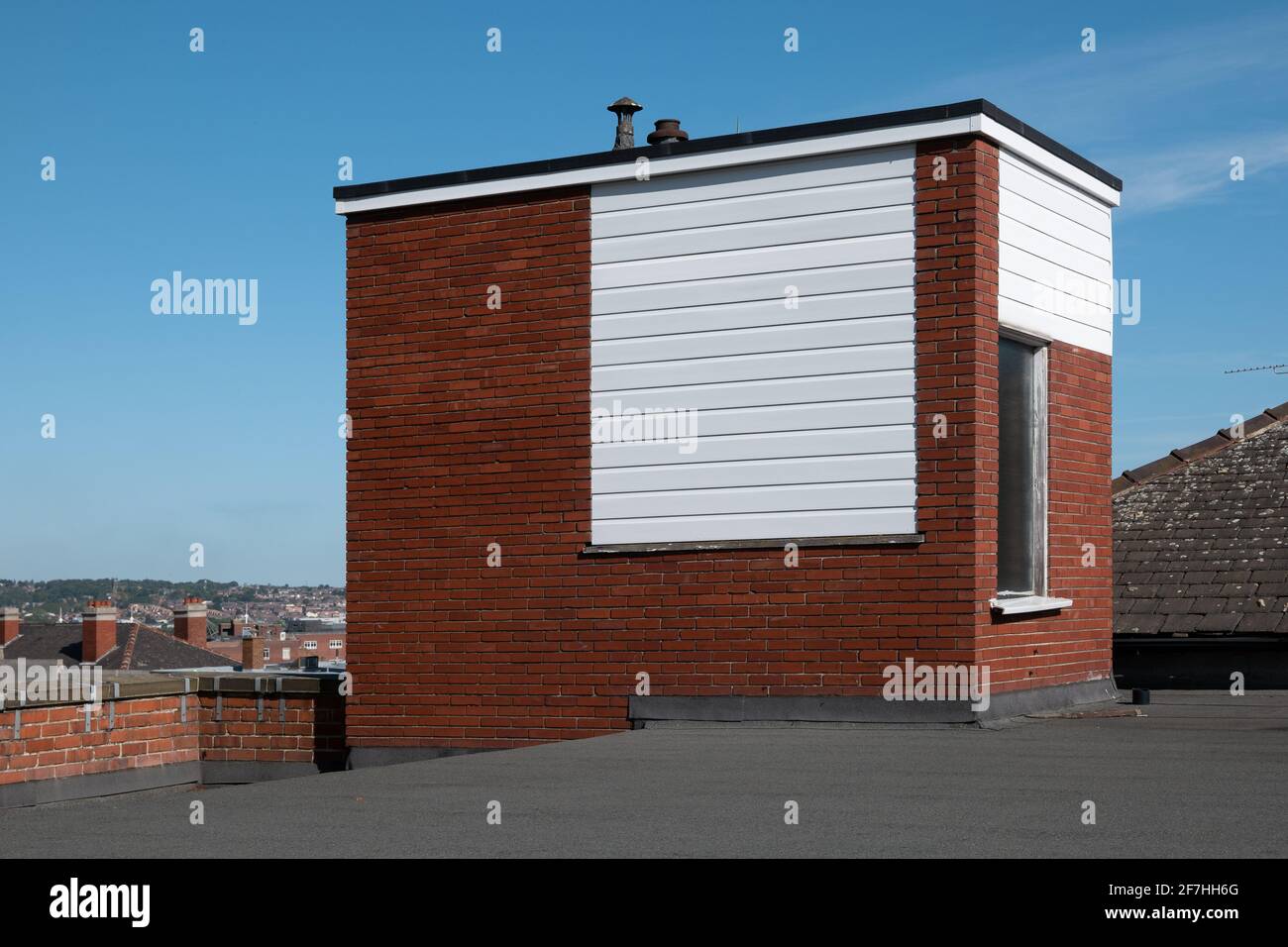 Un vano macchina elevatore di trazione sulla parte superiore dell'albero di sollevamento su un tetto piatto che ospita il motore, gli ingranaggi e le macchine Foto Stock