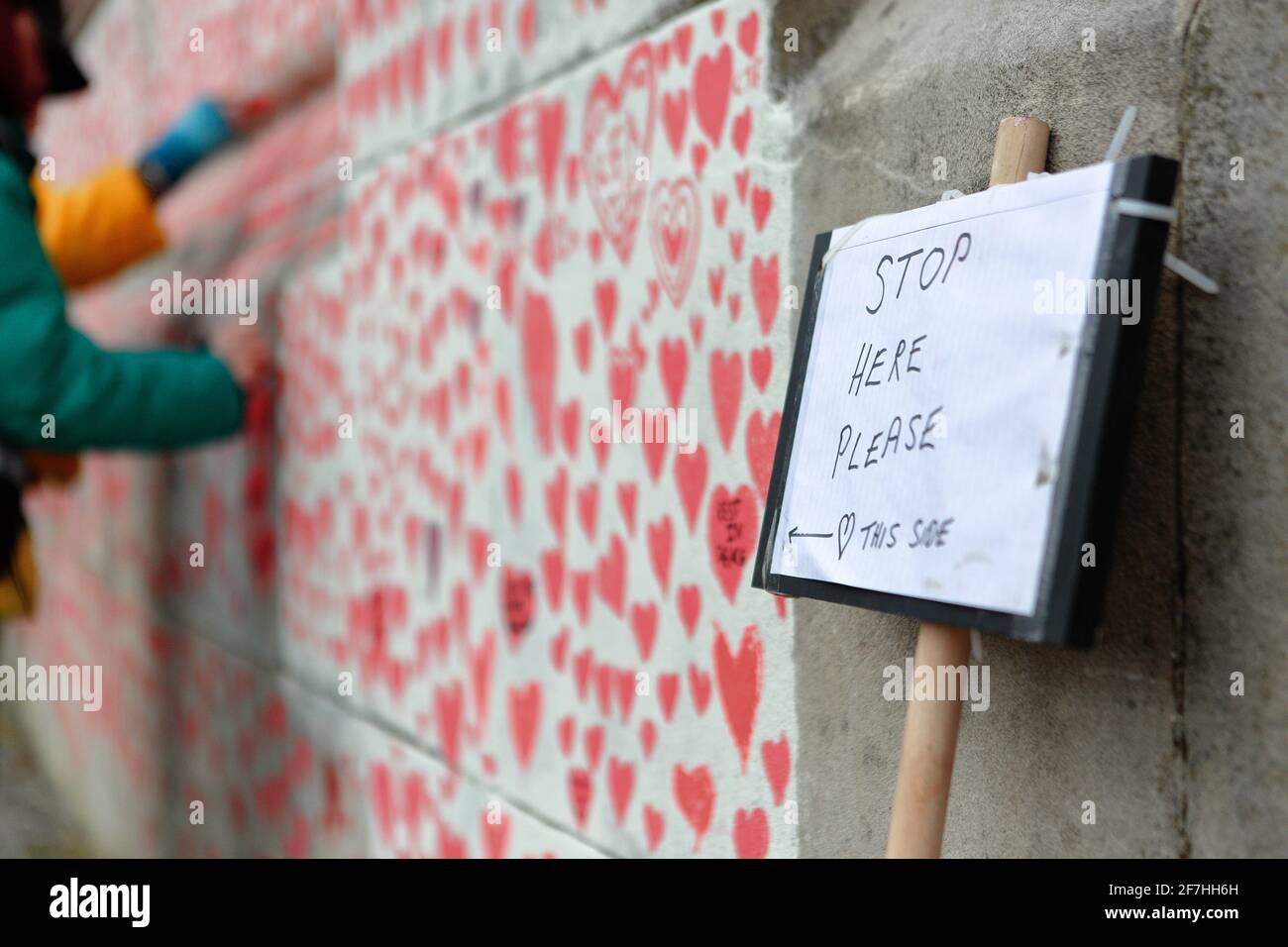 LONDRA (UK), 2021 aprile: Il muro commemorativo per le vittime del coronavirus che si affaccia verso le Camere del Parlamento. Foto Stock