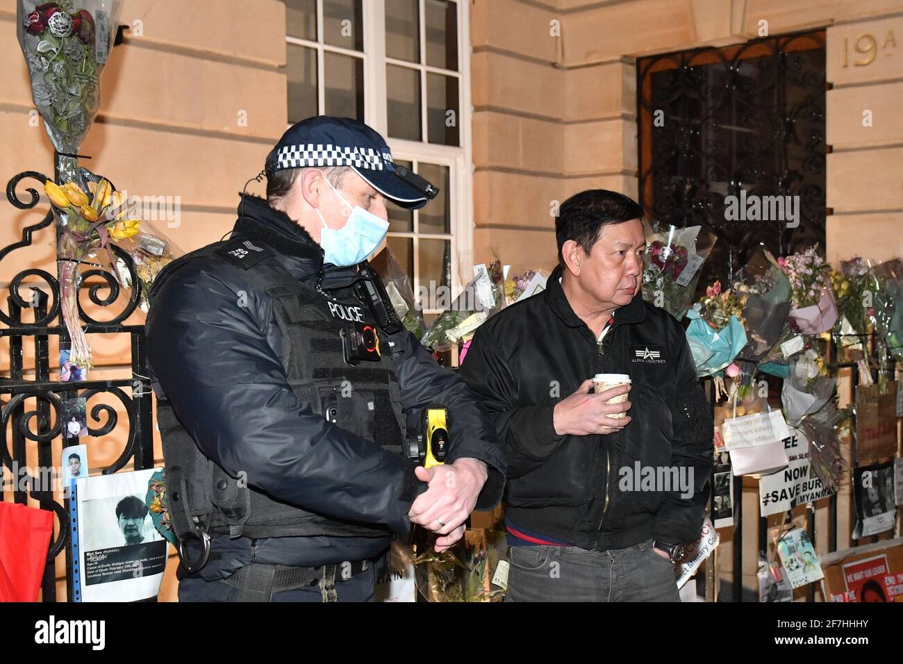 L'ambasciatore del Myanmar nel Regno Unito Kyaw Zwar Minn parla agli agenti di polizia dopo aver provato e non è riuscito ad entrare nell'ambasciata del Myanmar a Mayfair, Londra. Data immagine: Mercoledì 7 aprile 2021. Foto Stock