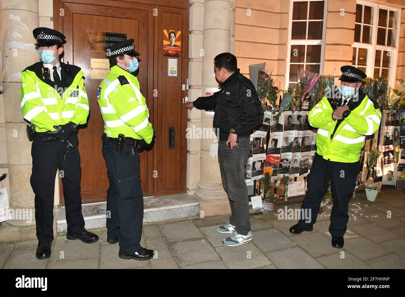 L'ambasciatore del Myanmar nel Regno Unito Kyaw Zwar Minn cerca senza successo di entrare nell'ambasciata del Myanmar a Mayfair, Londra. Data immagine: Mercoledì 7 aprile 2021. Foto Stock
