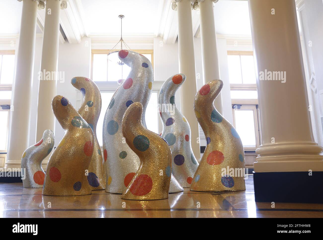 Bronx, Stati Uniti. 07 aprile 2021. Le installazioni artistiche sono esposte in un'anteprima media di KUSAMA: Cosmic Nature al New York Botanical Garden di New York City mercoledì 5 aprile 2021. Yayoi Kusama è un artista contemporaneo giapponese che lavora principalmente nella scultura e nell'installazione. Foto di John Angelillo/UPI Credit: UPI/Alamy Live News Foto Stock