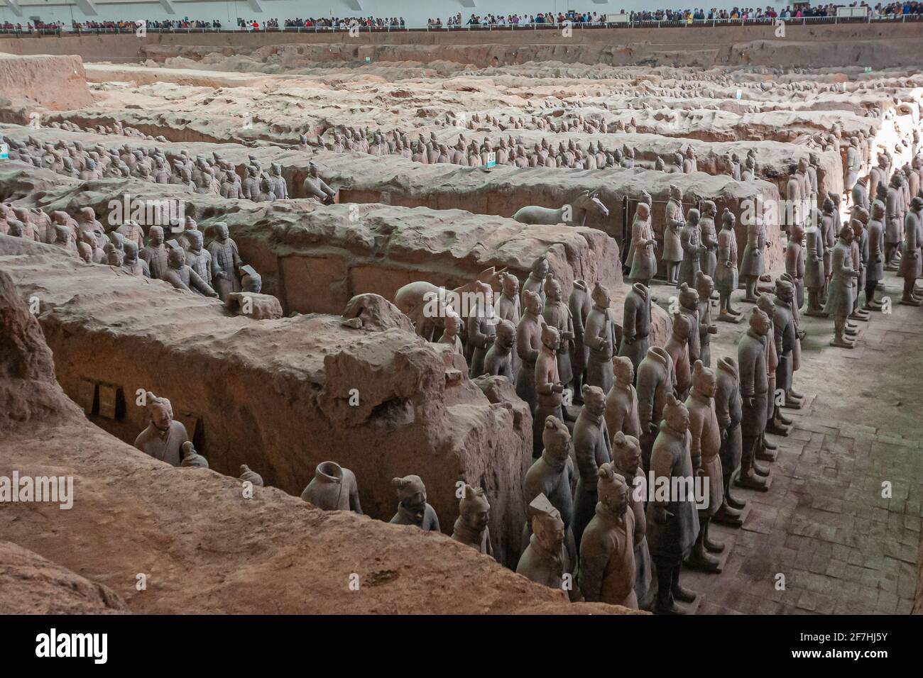 Xian, Cina - 1 maggio 2010: Esercito di terracotta di Qin Shi Huang. Vista diagonale su una grande sala su scavi di terra beige con centinaia di soldato e orde Foto Stock