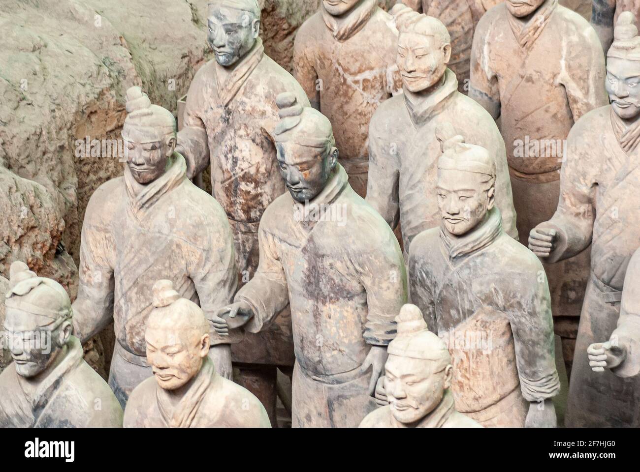 Xian, Cina - 1 maggio 2010: Esercito di terracotta di Qin Shi Huang. Primo piano di statue di soldati in marcia in gruppo. Foto Stock