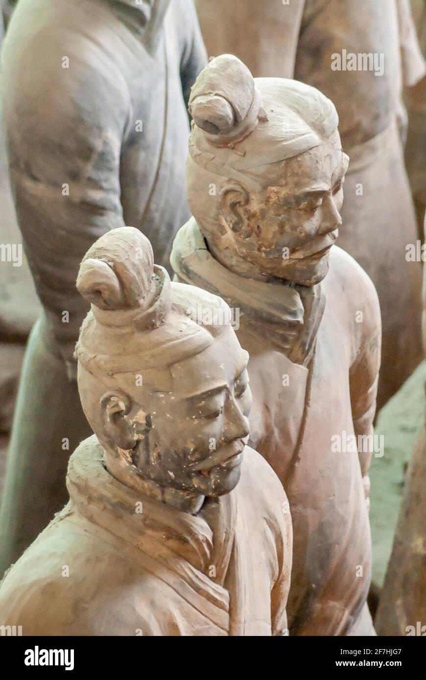 Xian, Cina - 1 maggio 2010: Esercito di terracotta di Qin Shi Huang. Primo piano di due soldati si affaccia statue. Foto Stock