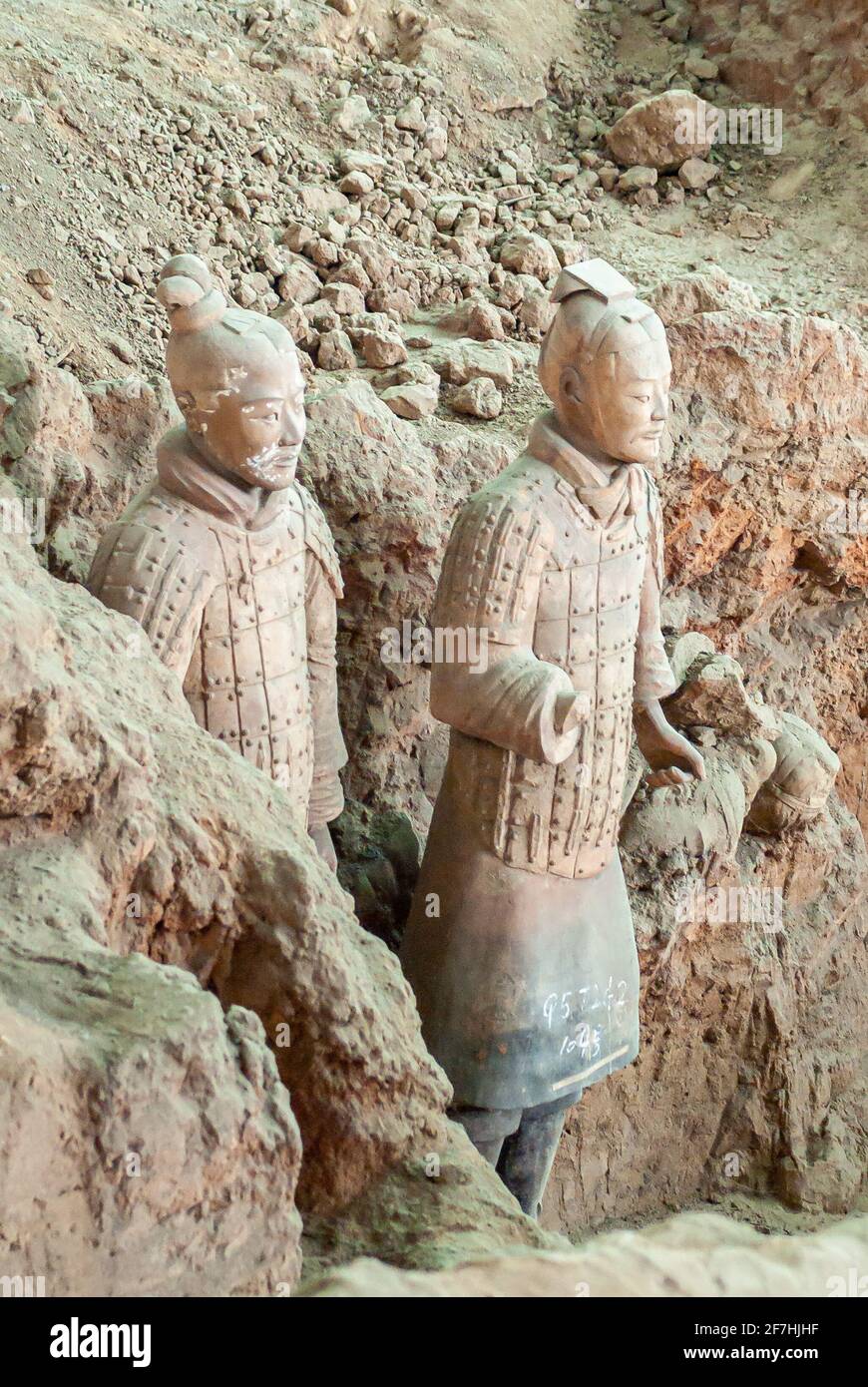 Xian, Cina - 1 maggio 2010: Esercito di terracotta di Qin Shi Huang. Closeup di due soldati beige statue che escono dalla sporcizia pallida. Foto Stock