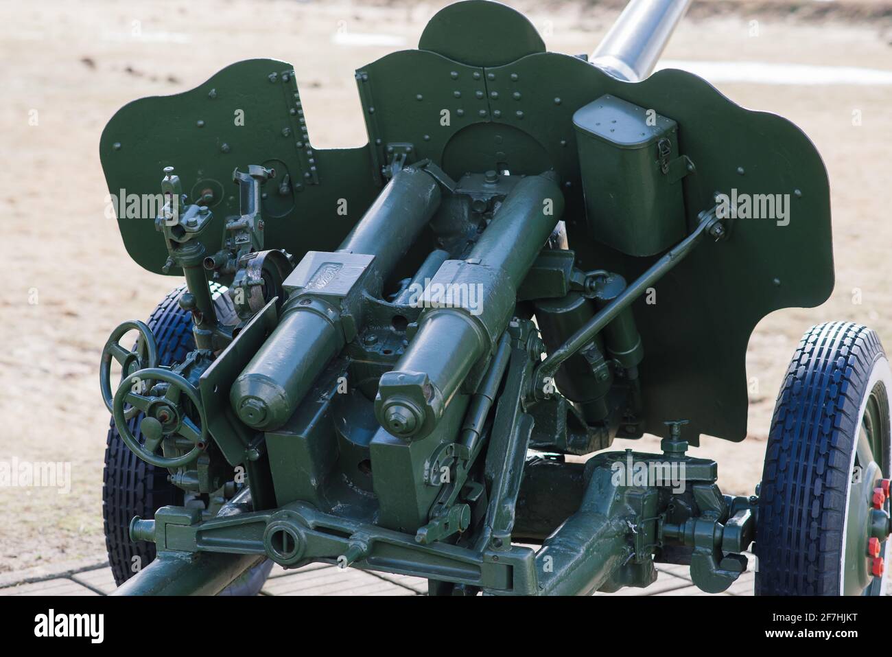 Vista dei cannoni e degli uleggiatori russi nel parco. Museo militare all'aperto Foto Stock
