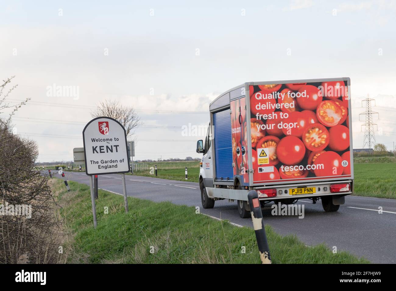 CONSEGNA TESCO furgone attraversare la linea di confine vicino Kent Foto Stock