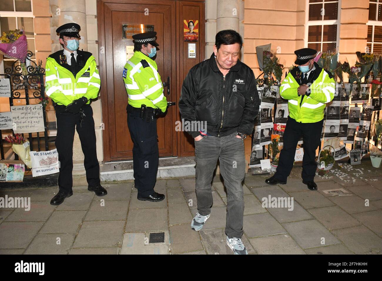 L'ambasciatore del Myanmar nel Regno Unito Kyaw Zwar Minn si allontana dopo aver tentato senza successo di entrare nell'ambasciata del Myanmar a Mayfair, Londra. Data immagine: Mercoledì 7 aprile 2021. Foto Stock