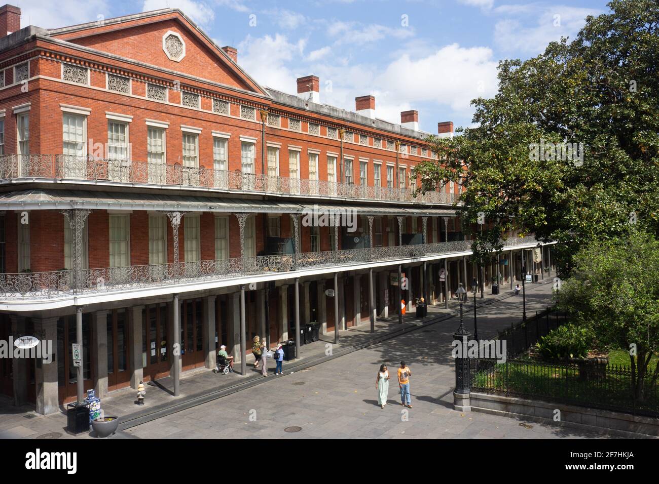 Gli storici edifici di Pontalba nel quartiere francese di New Orleans, costruiti nel 1840. Primo utilizzo registrato nella città di balconi in ghisa. Foto Stock