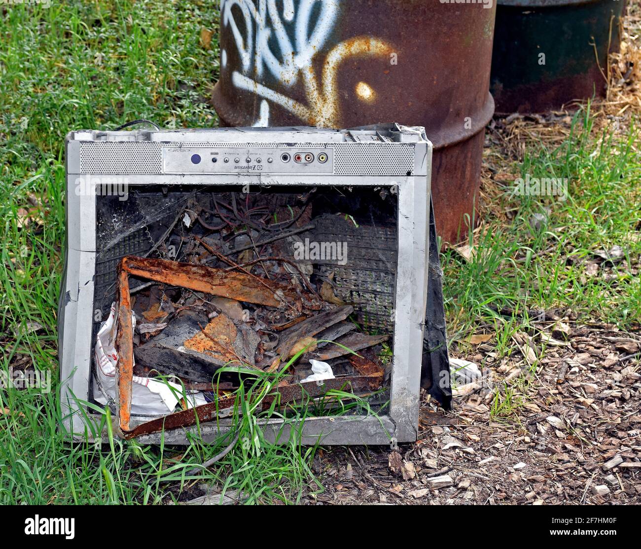 Rifiuti elettronici scaricati nella zona naturale di Stivers Lagoon a Fremont, California. Foto Stock