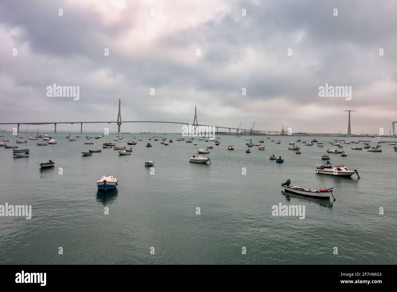 Molte piccole barche nella baia di cadice, in una giornata nuvolosa Foto Stock