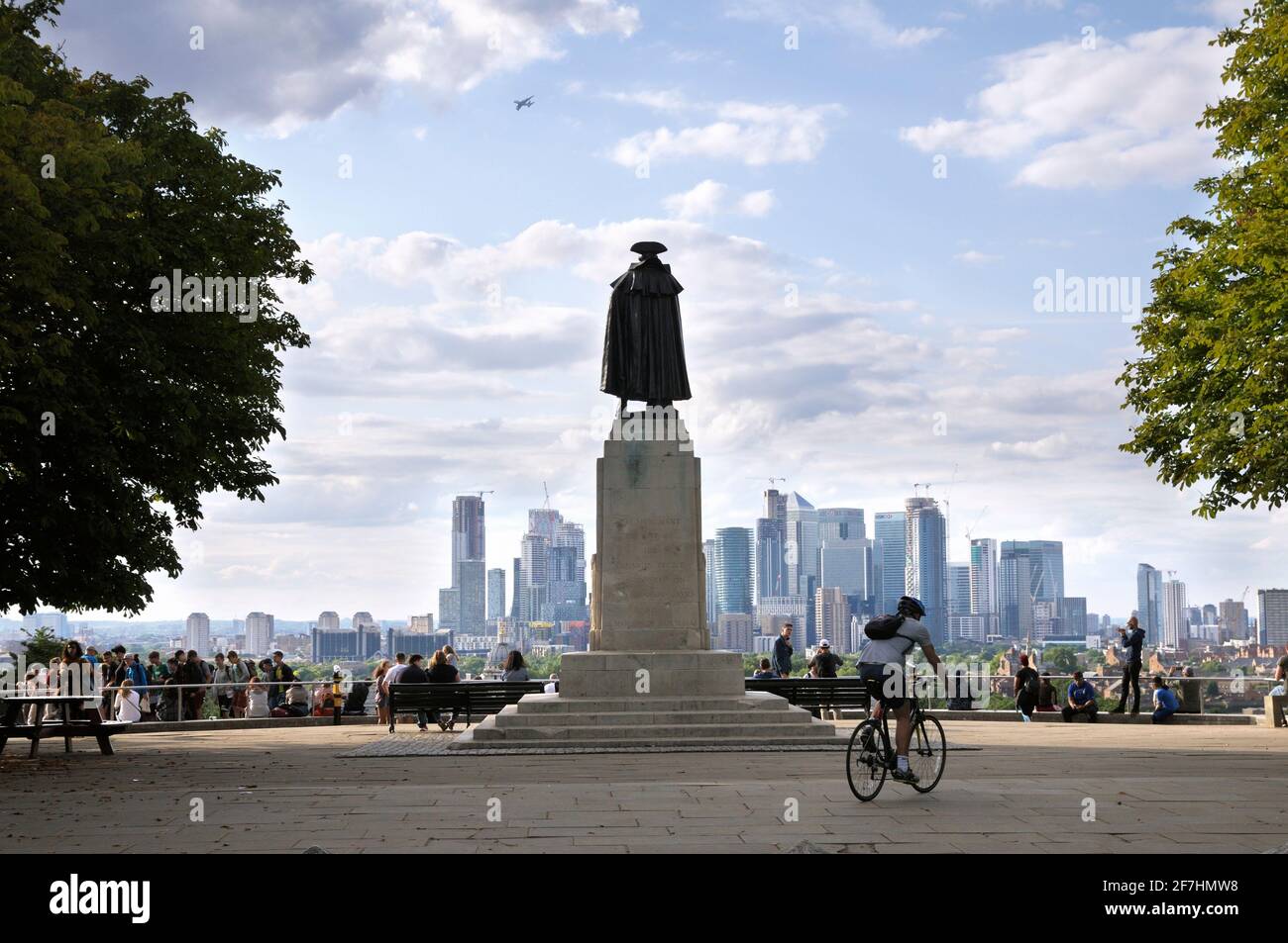 Statua del generale James Wolfe che si affaccia sulla vista di Greenwich Park verso Canary Wharf e lo skyline della città di Londra. Greenwich, Londra, Regno Unito Foto Stock