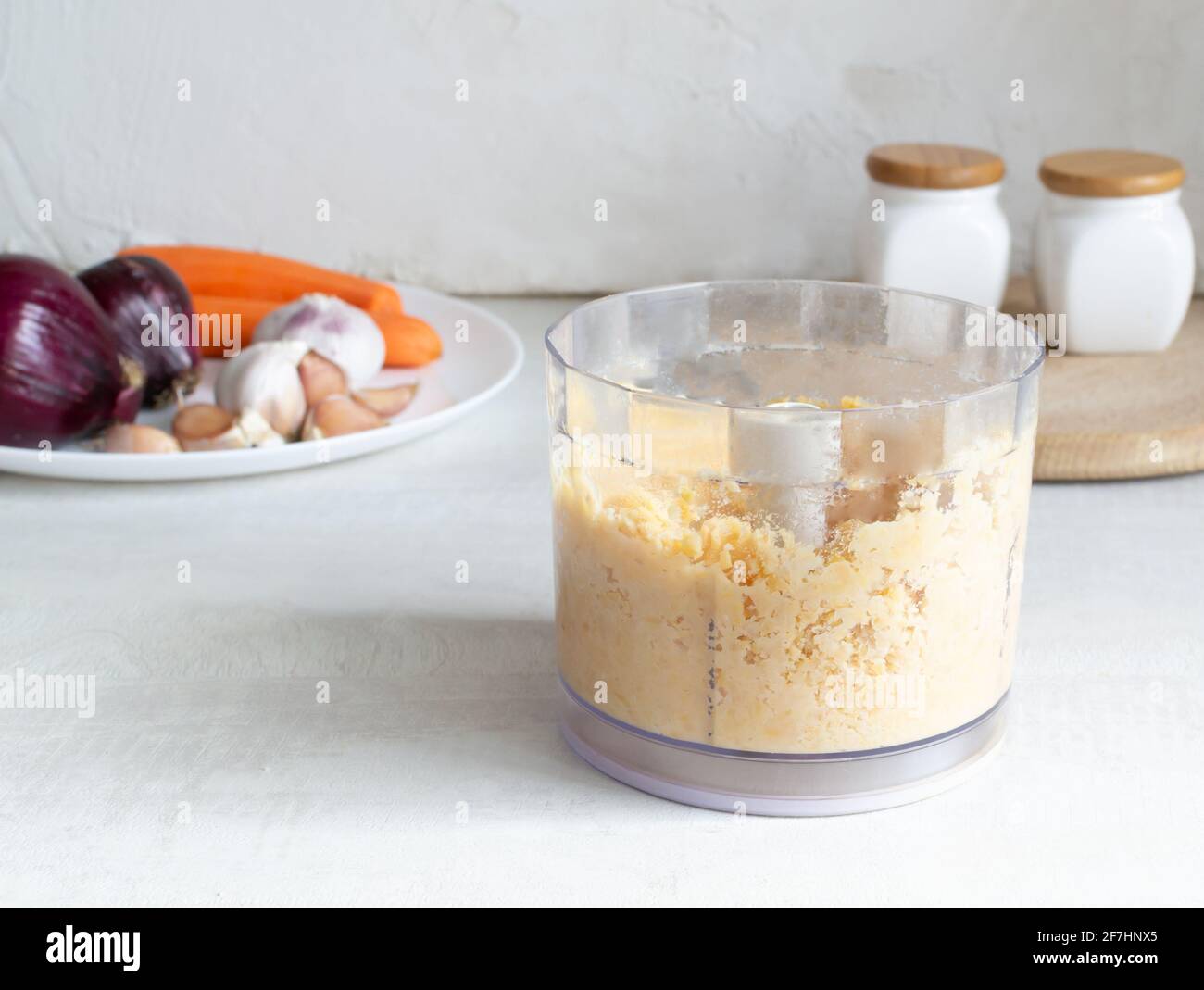 Come fare un cutlet per hamburger di ceci vegetariano a casa. Istruzioni dettagliate. Fase 3. Macinare i ceci bolliti in un frullatore per ottenere una briciola. Foto Stock