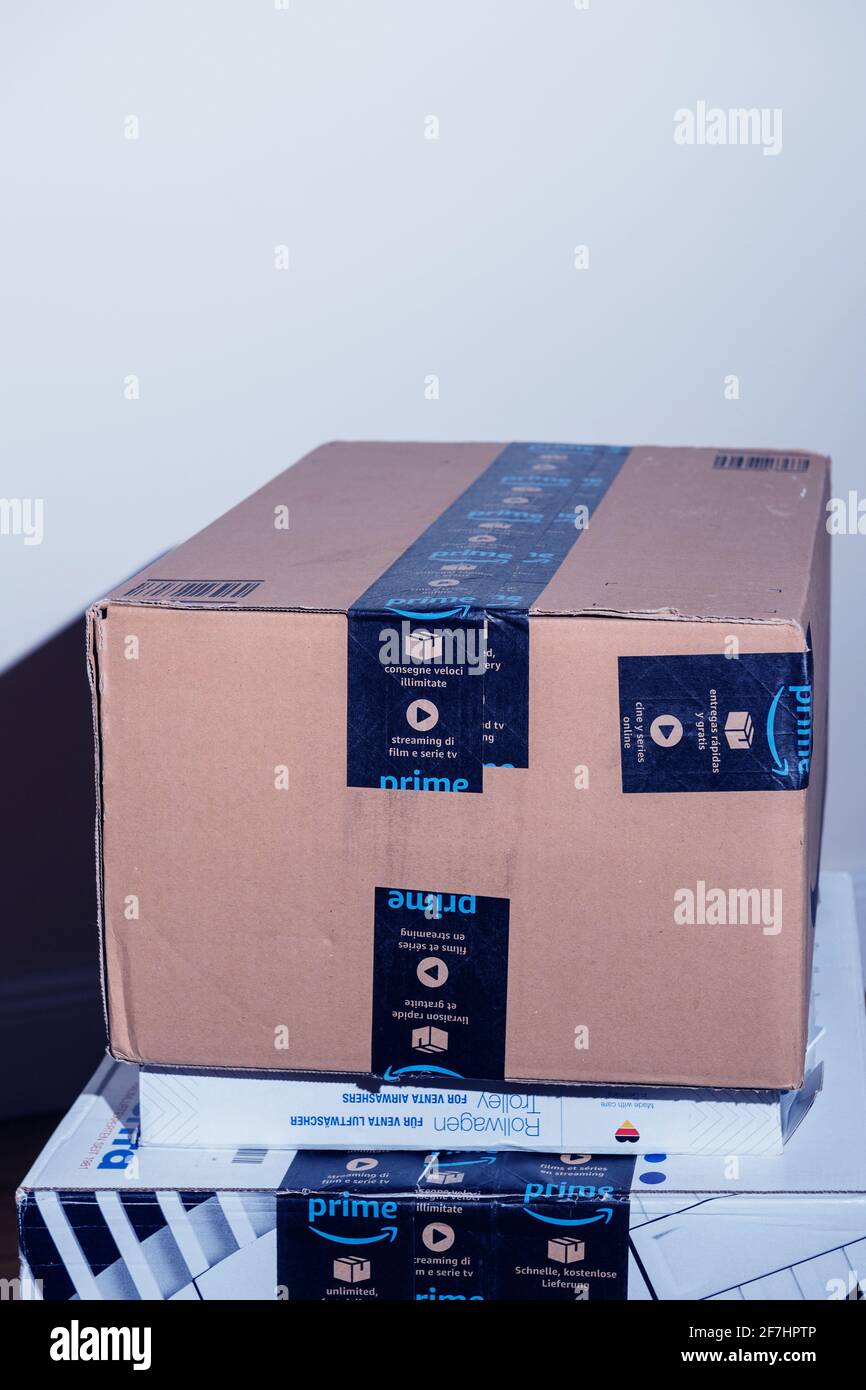 Primo piano di ben pretected da nastro scotch Amazon prime cartone box  pacchi - il gigante dei rivenditori on-line è stato fondato da Jeff Bezos  Foto stock - Alamy