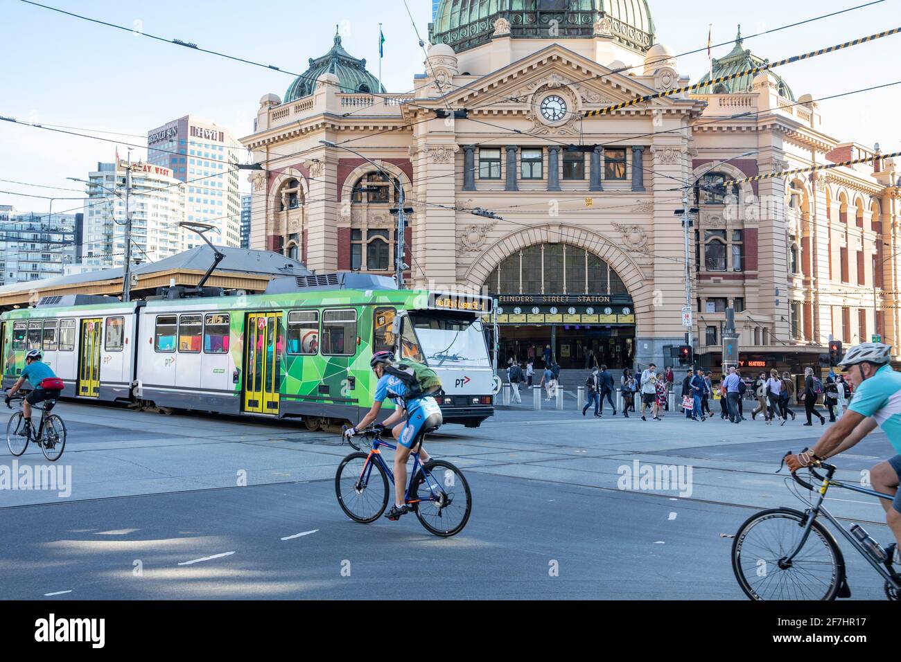 Centro citta' di Melbourne, stazione ferroviaria e tram di Spender Street, ciclisti in bicicletta, centro citta' di Melbourne, Australia Foto Stock