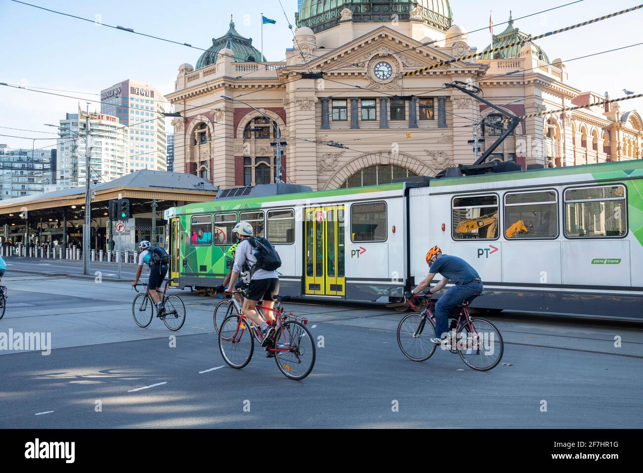 Il centro di Melbourne è raggiungibile in tram e ciclisti Da Work, Melbourne, Australia Foto Stock