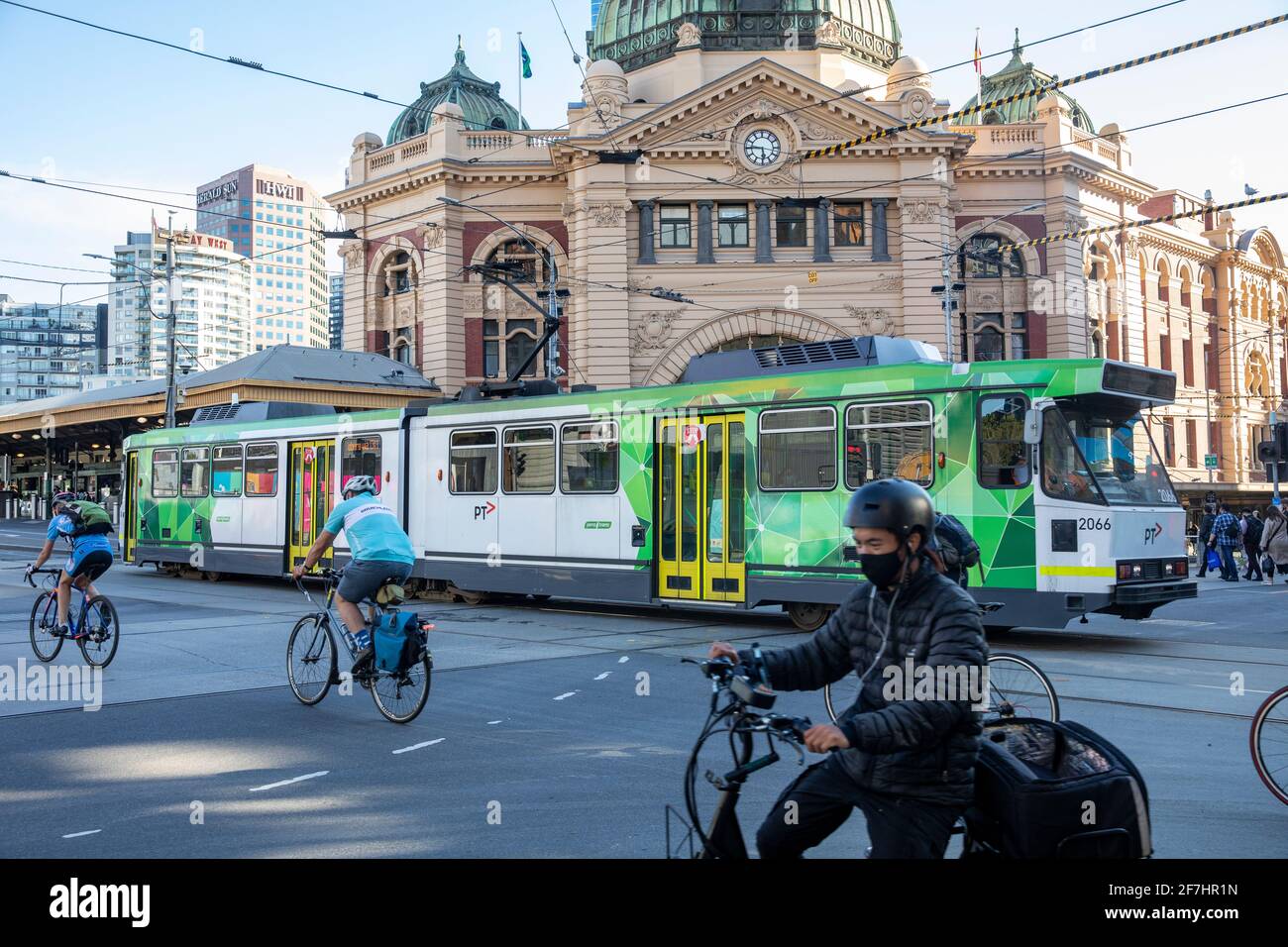 Centro citta' di Melbourne, stazione ferroviaria e tram di Spencer Street, ciclisti in bicicletta, centro citta' di Melbourne, Australia Foto Stock