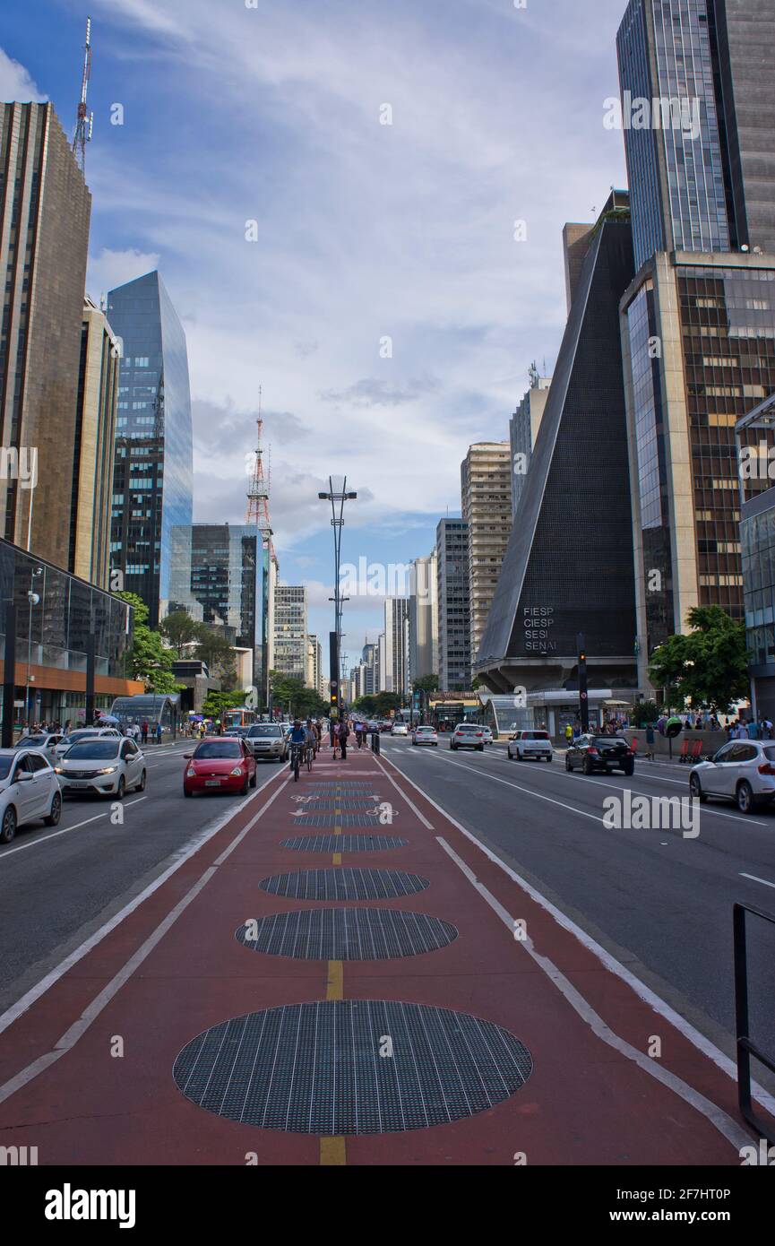 Sao Paulo, Avenida Paulista, vista sulla strada della città moderna, Brasile, Sud America Foto Stock
