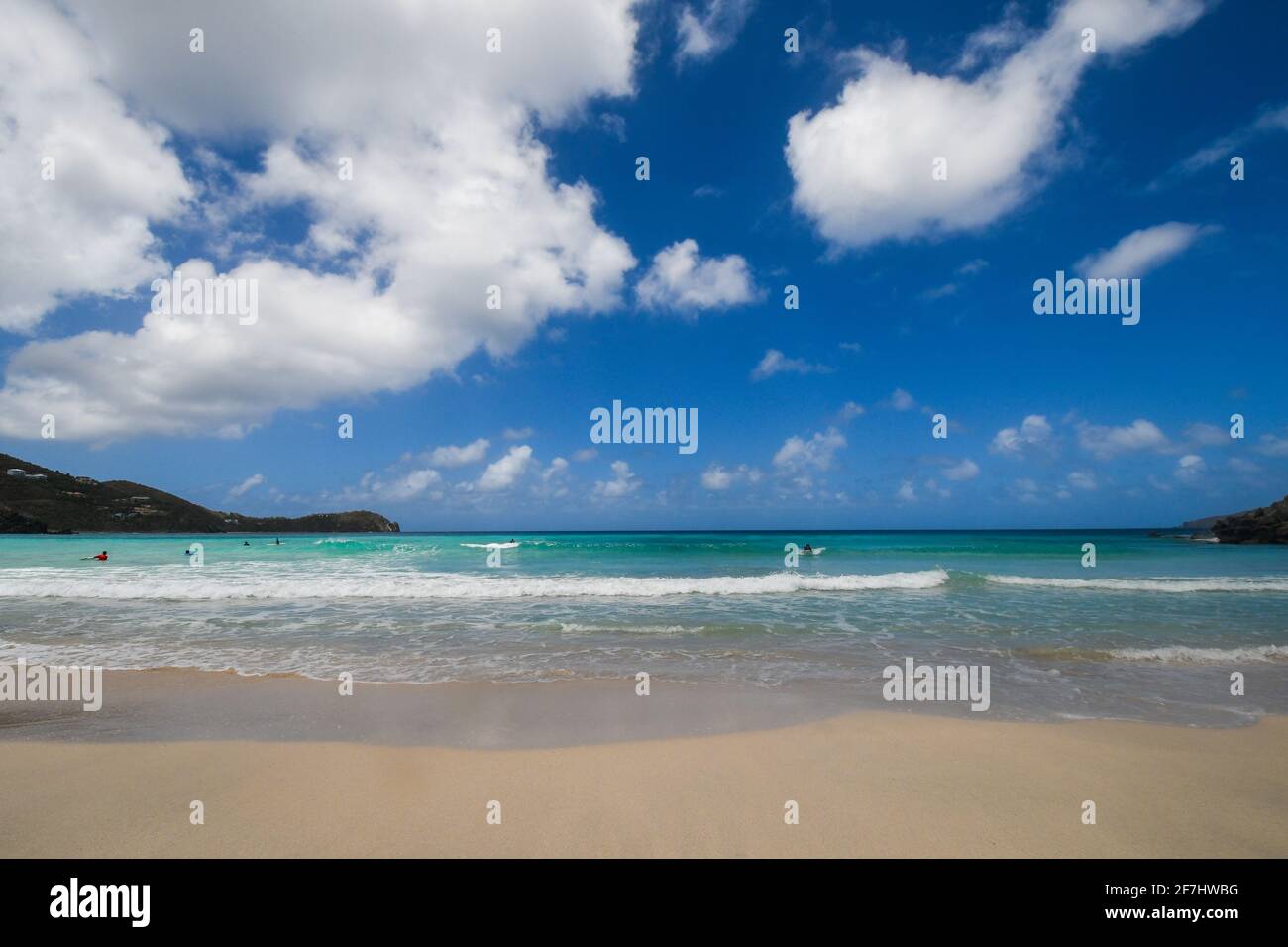 Mare con onde e nuvole Foto Stock