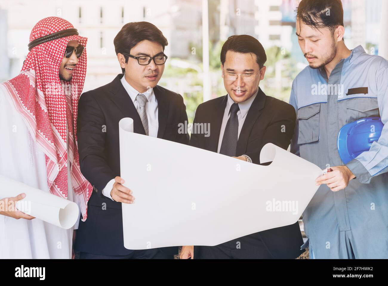 Ingegnere, uomini d'affari e uomini arabi incontro sulla costruzione disegno discussione. Concetto di business multiculturale dell'ingegneria in mare aperto. Foto Stock