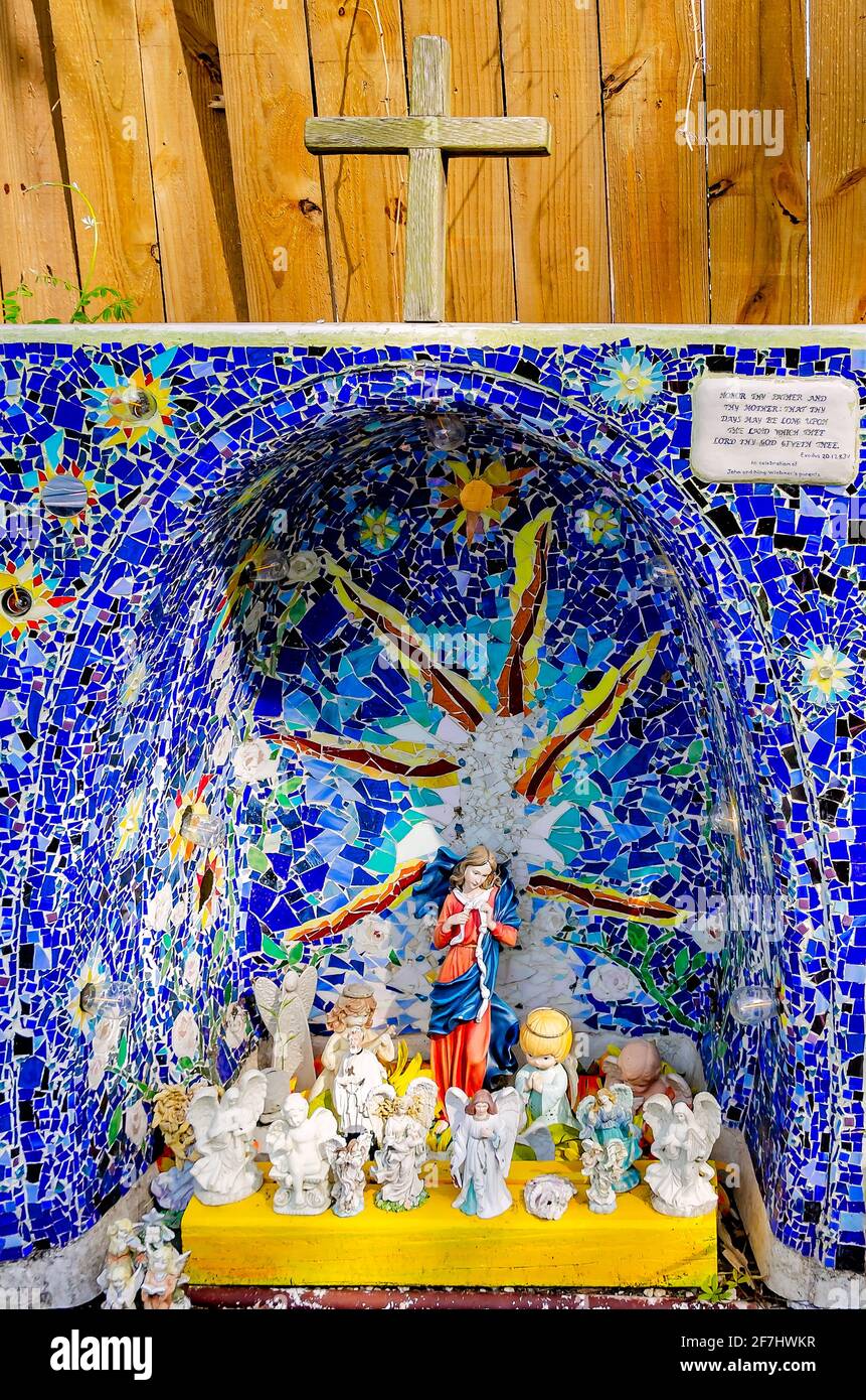 Un santuario religioso di tessere mosaico e angeli onora i genitori alle radici di Ruth, il 3 aprile 2021, a Bay Saint Louis, Mississippi. Foto Stock