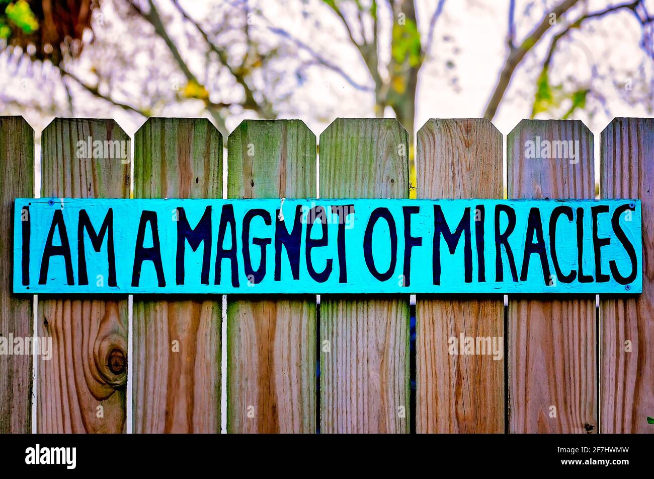 Un messaggio positivo è pubblicato sulla recinzione alle radici di Ruth, il 3 aprile 2021, a Bay Saint Louis, Mississippi. Foto Stock