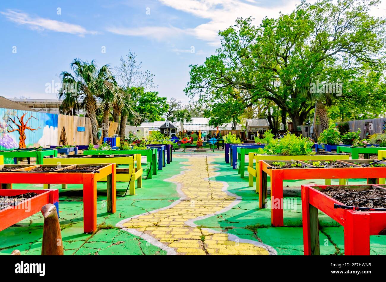 Le verdure crescono in letti da giardino rialzati o tavoli da insalata alle radici di Ruth, 3 aprile 2021, a Bay Saint Louis, Mississippi. Foto Stock