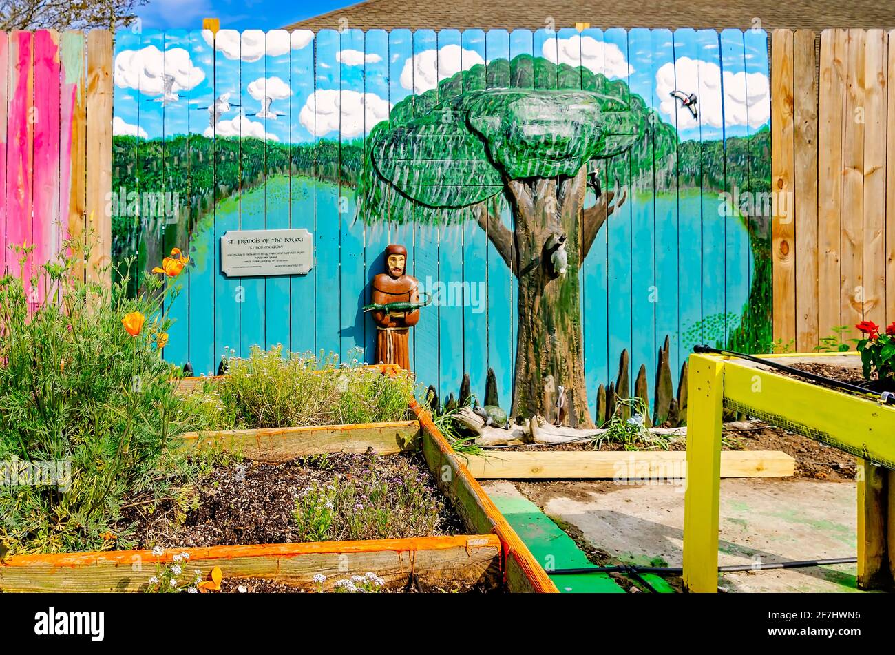 Fiori e verdure crescono in letti da giardino rialzati o tavoli da insalata alle radici di Ruth, 3 aprile 2021, a Bay Saint Louis, Mississippi. Foto Stock