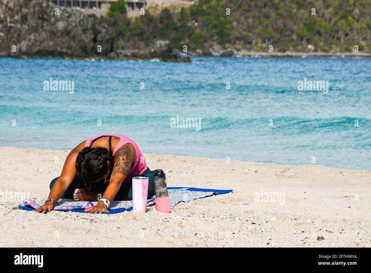 Lo Yoga sulla spiaggia Foto Stock