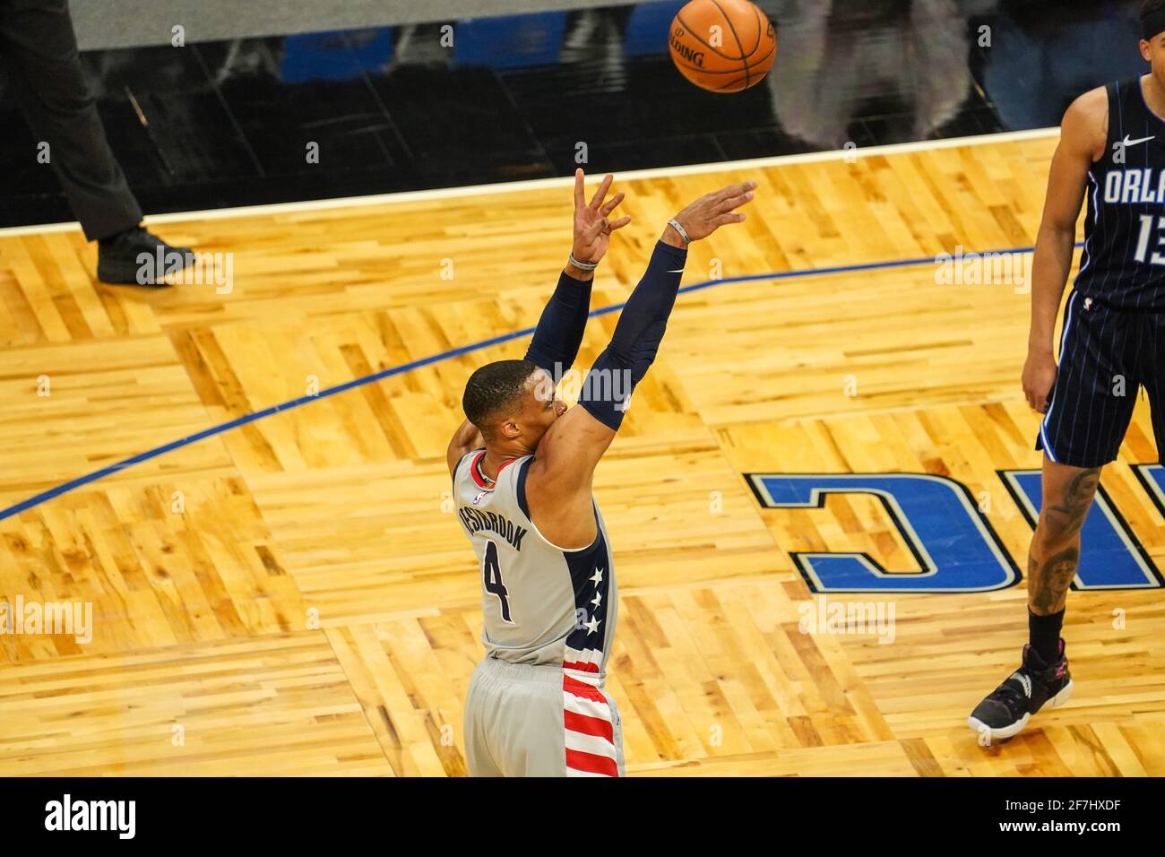 Orlando, Florida, USA, 7 aprile 2021, Washington Wizards Point Guard Russell Westbrook n.4 spara un tiro libero durante il gioco contro la magia di Orlando all'Amway Center (Photo Credit: Marty Jean-Louis) Credit: Marty Jean-Louis/Alamy Live News Foto Stock