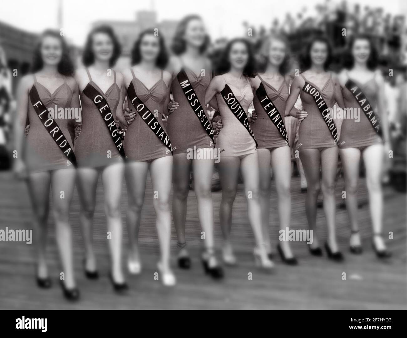 Una fotografia pubblicitaria della fine degli anni '40 dei concorrenti americani di Miss a Atlantic City, New Jersey, alterata digitalmente e colorata per un effetto artistico. Foto Stock