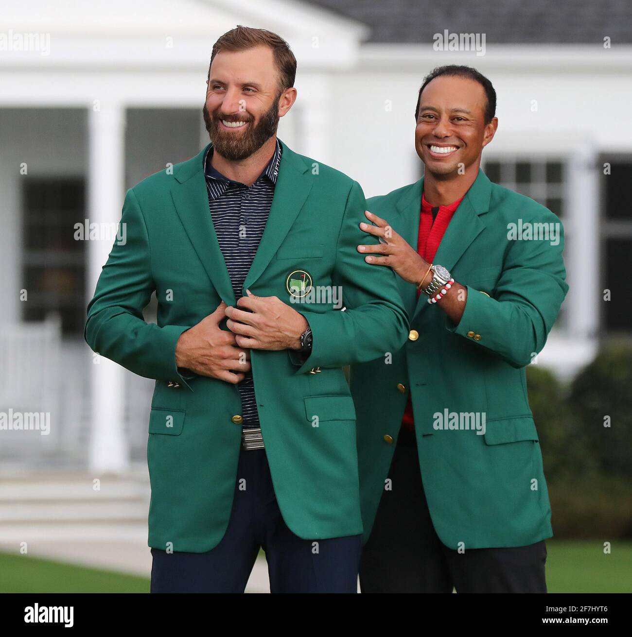 Tiger Woods presenta Dustin Johnson con la sua giacca verde dopo che ha vinto il Masters all'Augusta National Golf Club domenica 15 novembre 2020, ad Augusta, Georgia. (Foto di Curtis Compton/Atlanta Journal-Constitution/TNS/Sipa USA) Foto Stock