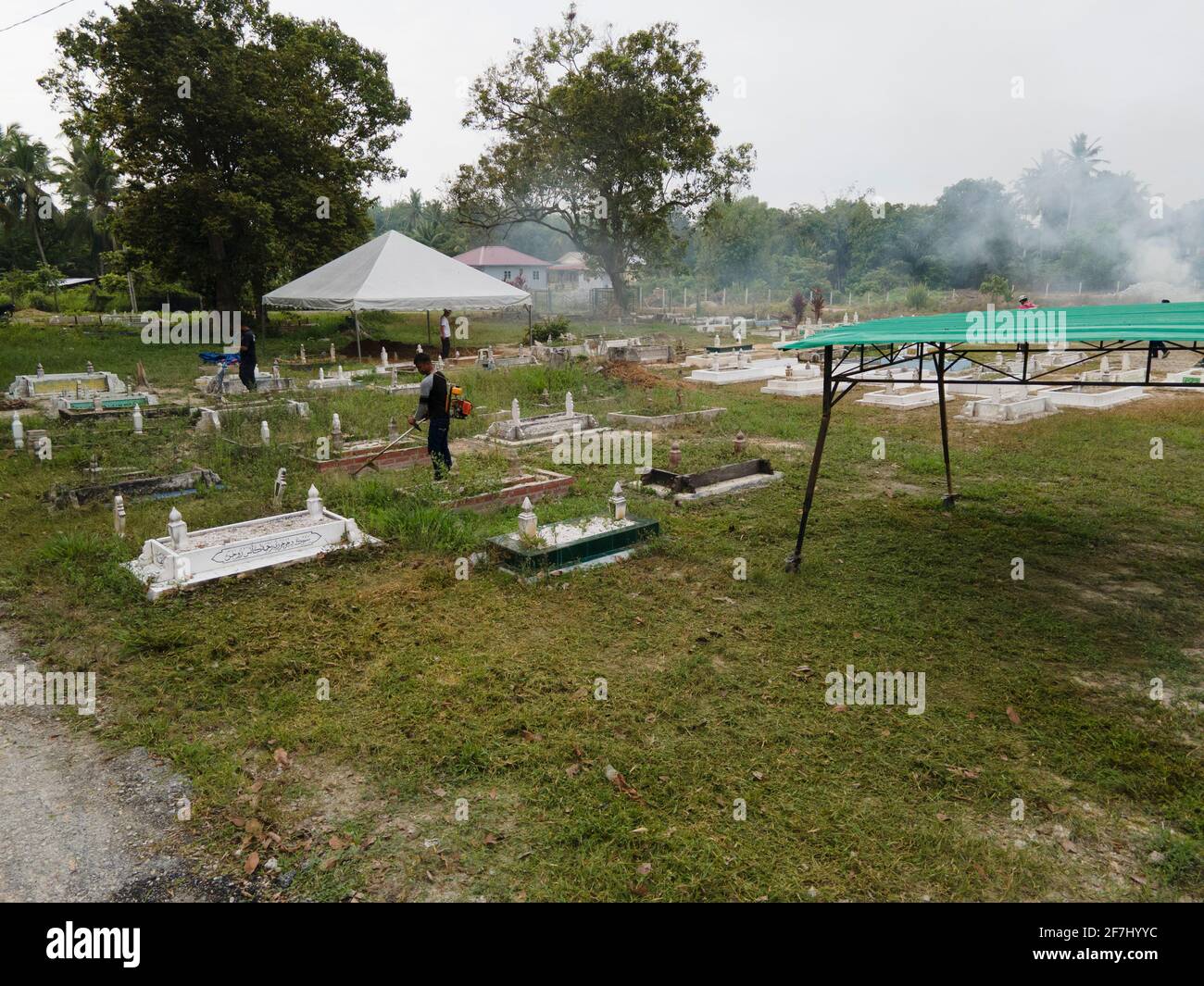 Negeri Sembilan, Malesia - 4 aprile 2021: Lavoro comunale o gotong-royong fatto al cimitero. Questa attività è comunemente fatta dai musulmani come un comune Foto Stock