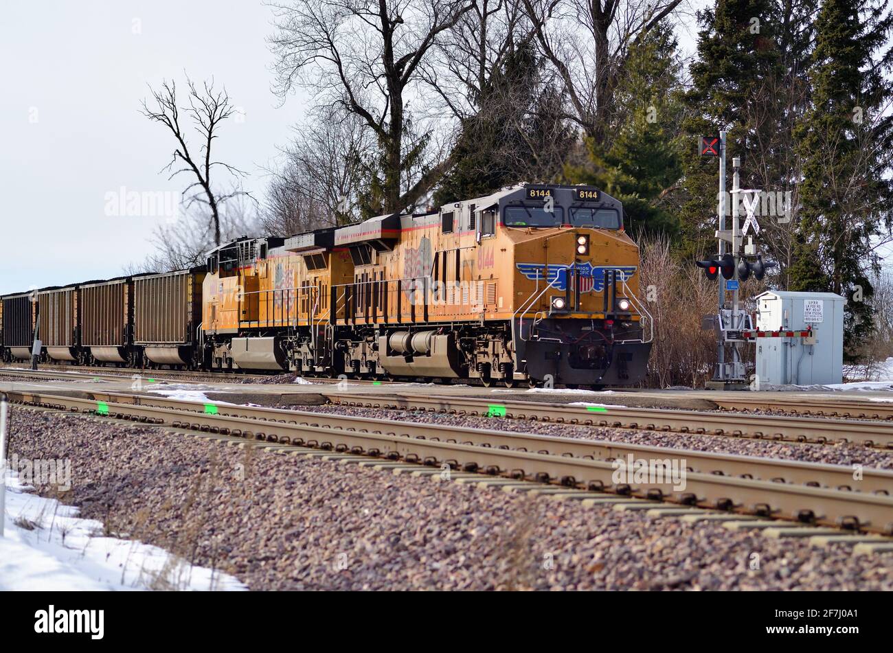 La Fox, Illinois, Stati Uniti. Le locomotive della Union Pacific Railroad guidano un treno unitario in direzione est attraverso una strada rurale che attraversa il viaggio verso Chicago. Foto Stock