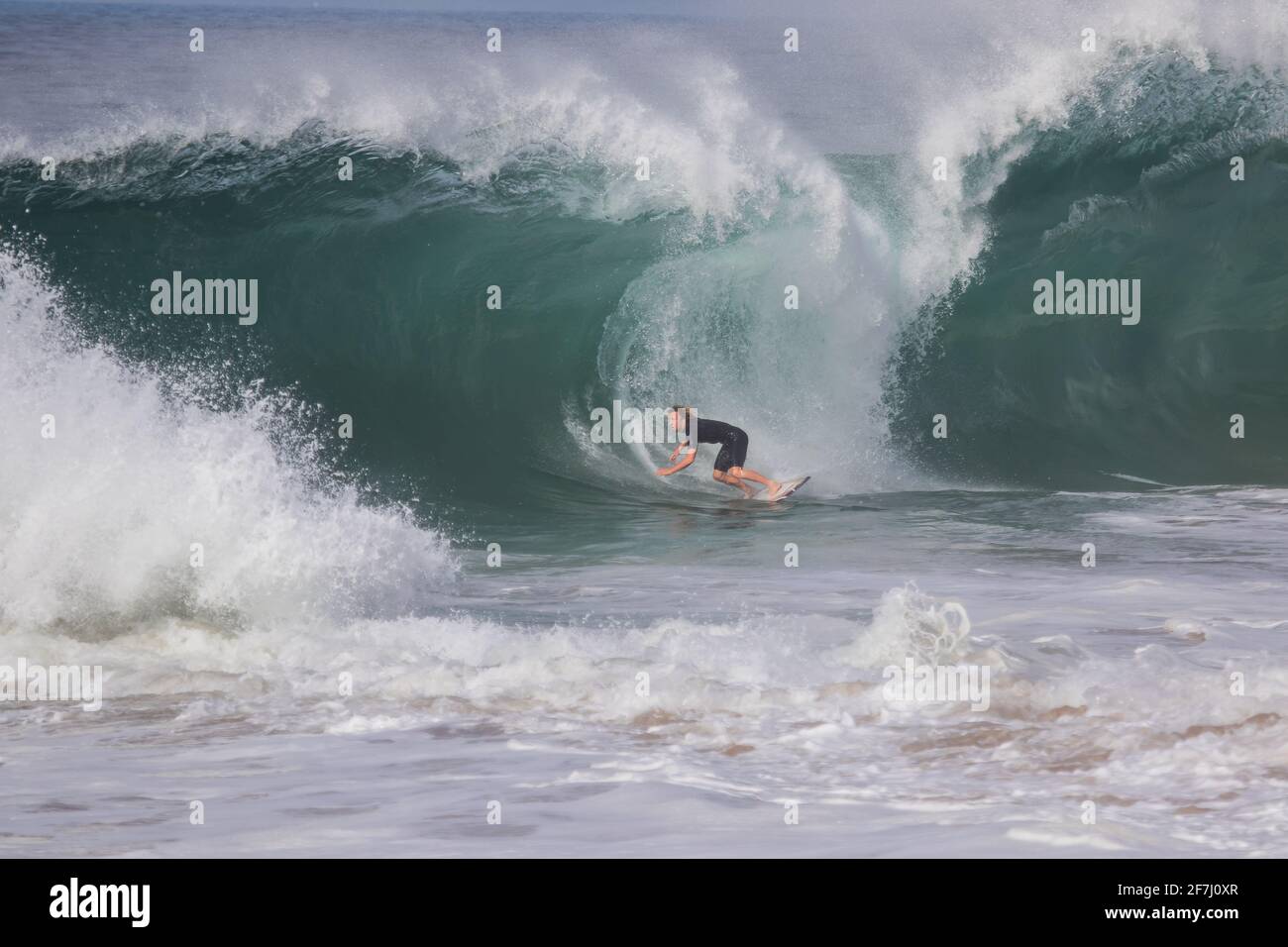 Surfista che cavalcano la grande onda al Wedge, Newport Beach, California. STATI UNITI. Foto Stock