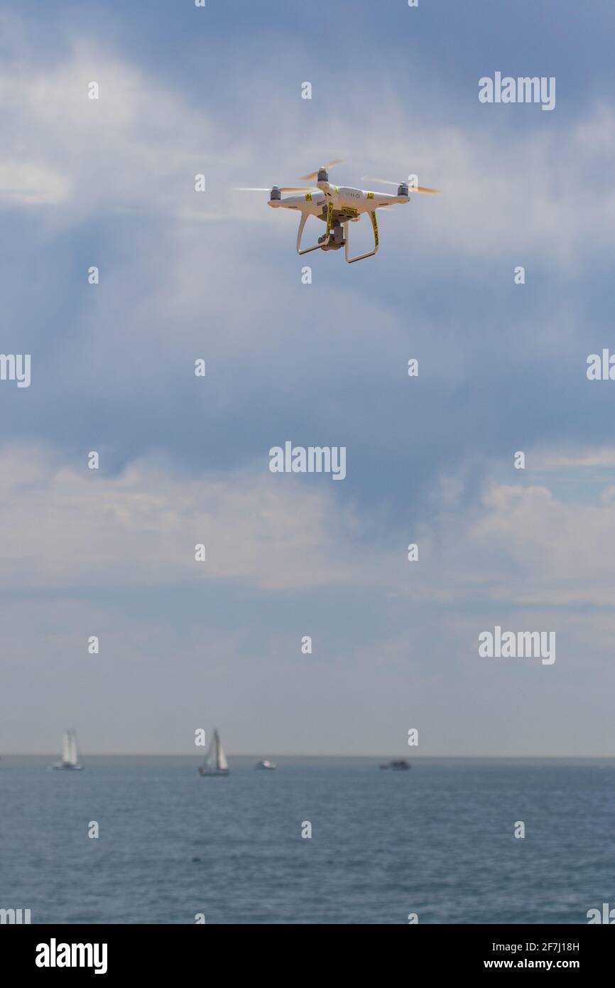 Drone in volo che sorvola l'oceano Foto Stock